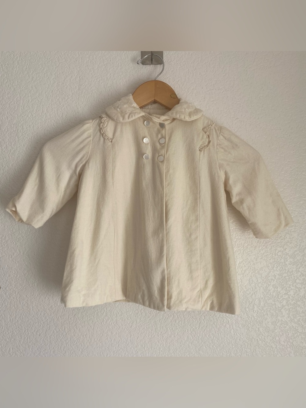 Vintage ivory childrens swing coat with rounded collar  and gathered sleeves, 3T